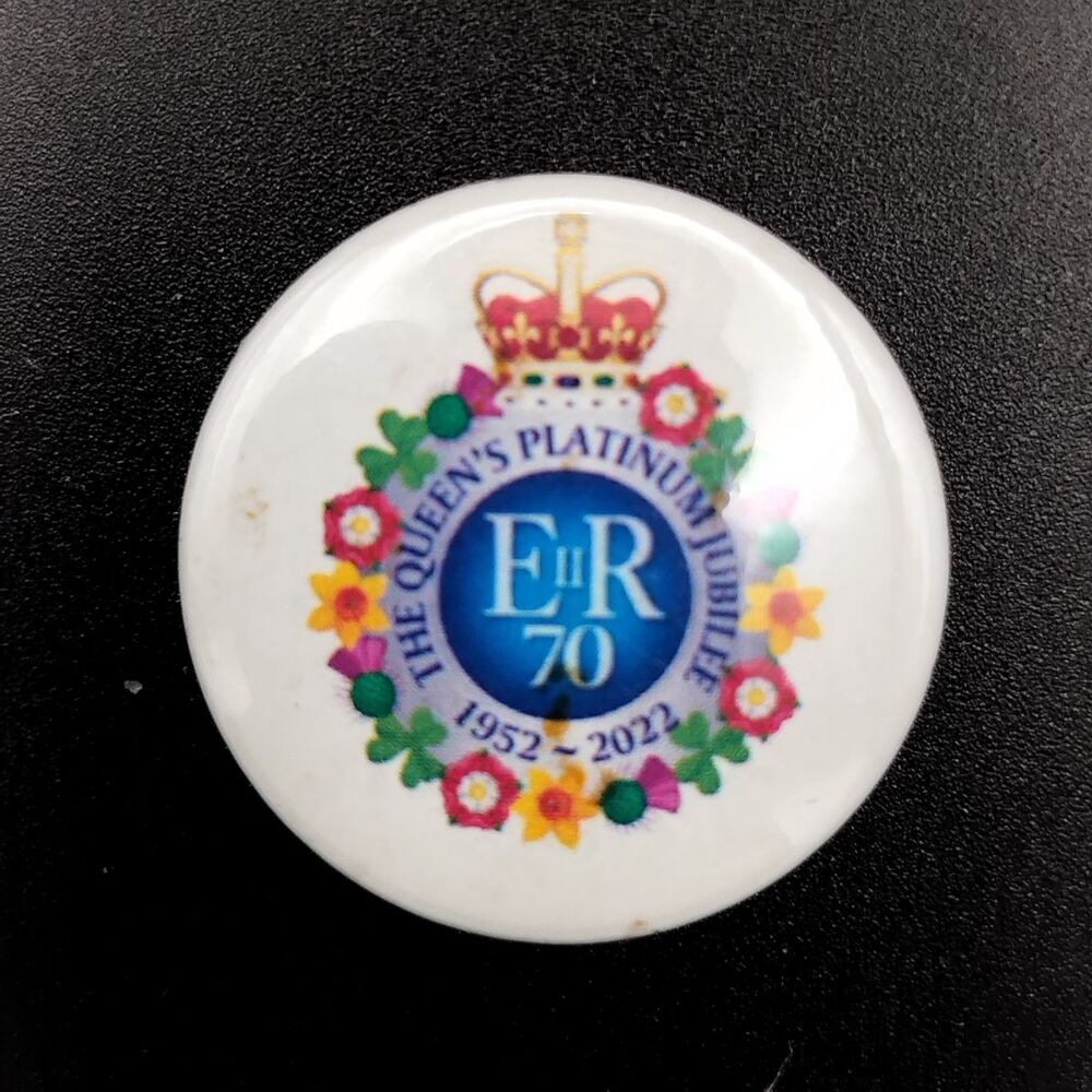 Queen Elizabeth II Platinum Jubilee Pinback Button ER II 70 2022